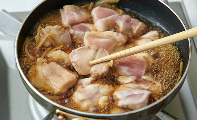 親子丼の具を煮ている写真