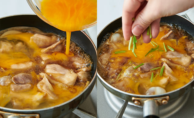 親子丼の具を煮ている写真