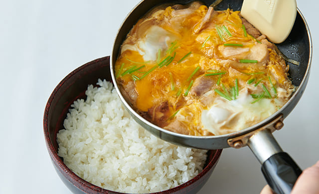 親子丼の具をごはんにのせている写真