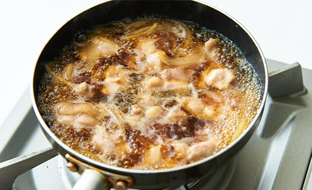 つゆだく親子丼の具を煮ている写真