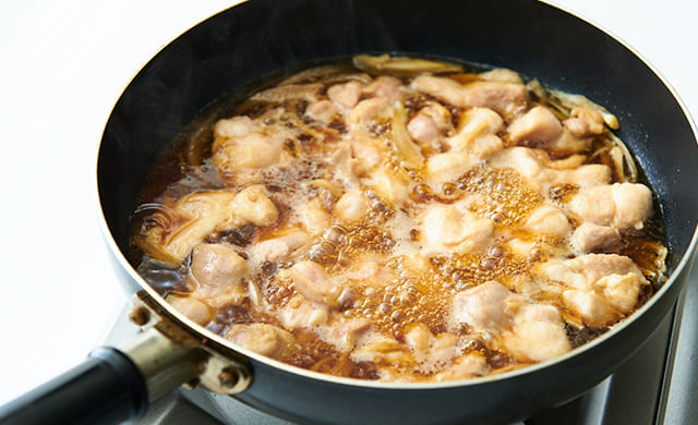 2人分の親子丼の具を煮ている写真