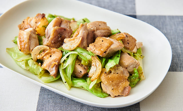 鶏肉とキャベツのガーリック炒めの写真
