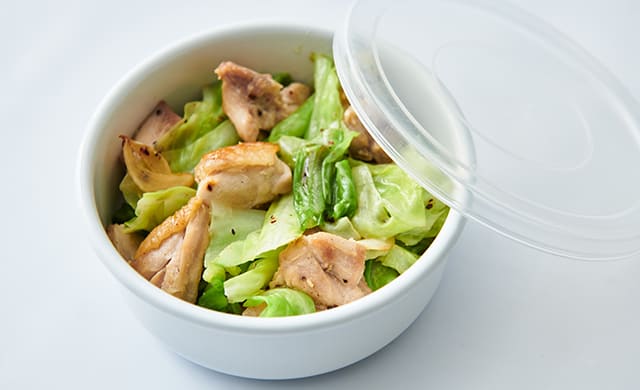 保存容器に入れた鶏肉とキャベツのガーリック炒めの写真