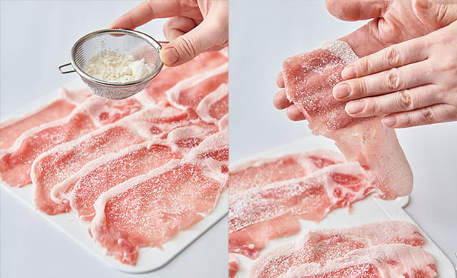 豚肉に粉をふっている写真