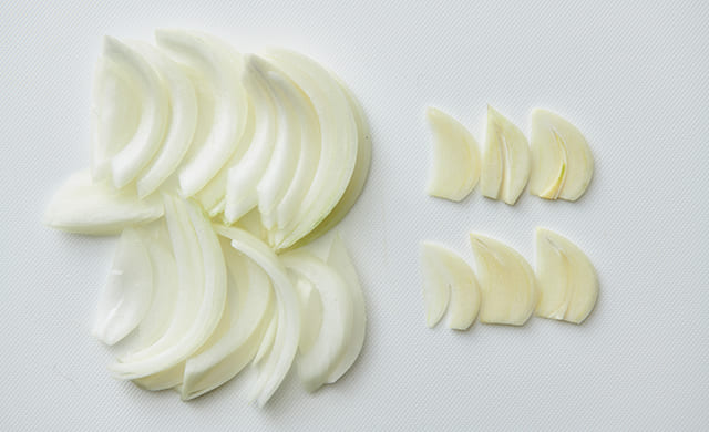 切った玉ねぎ・にんにくの写真