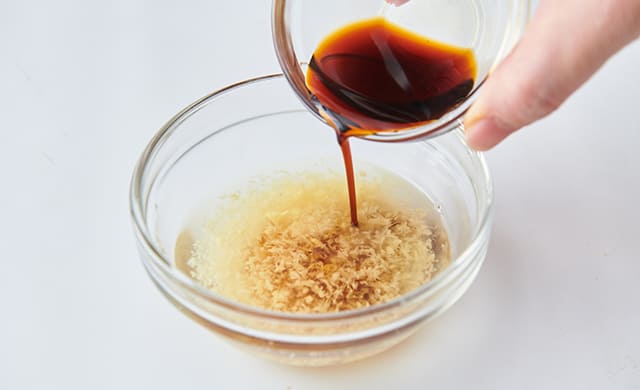 調味料を混ぜ合わせている写真