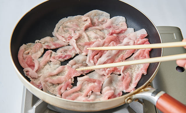 豚肉を焼いている写真