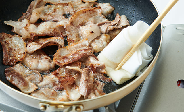 豚バラ肉を焼いている写真