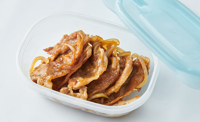 冷凍用保存容器に入れた生姜焼きの写真