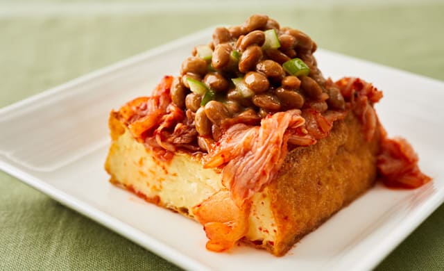 厚揚げのキムチ納豆のせの写真