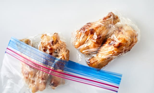 手羽元おかずを冷凍用保存袋に入れた写真