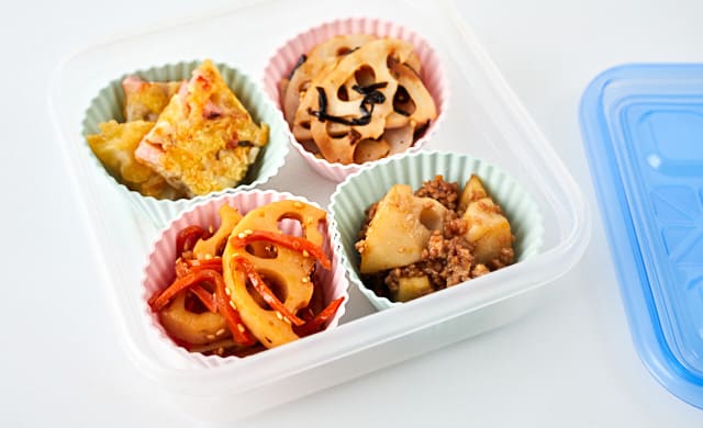 シリコンカップに入れたれんこんおかずの写真