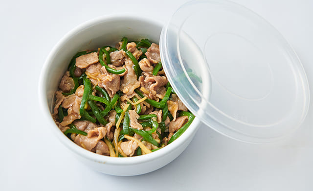 保存容器に入れた豚こまとピーマンのオイスターソース炒めの写真