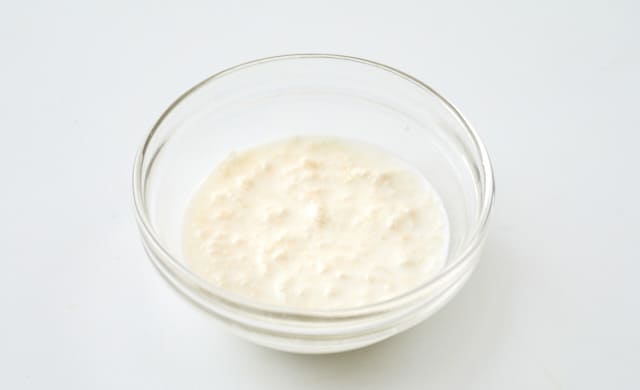 パン粉を牛乳にひたしている写真