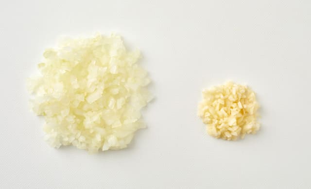 切った玉ねぎとにんにくの写真