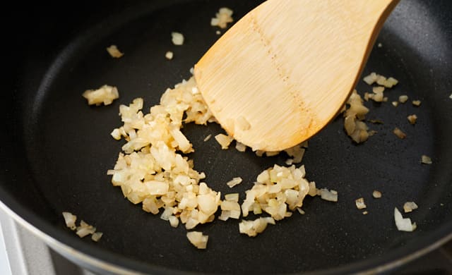 玉ねぎを炒めている写真