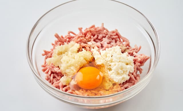 ハンバーグの材料をボウルに入れている写真