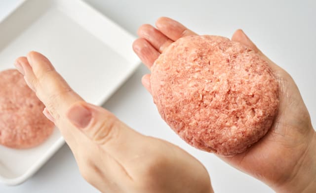 ハンバーグを成形している写真