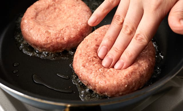 ハンバーグを焼いている写真