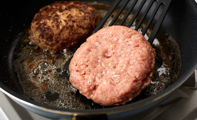 ハンバーグを焼いている写真
