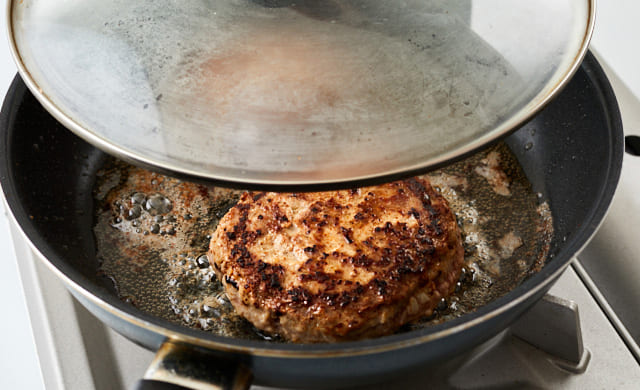 ハンバーグを焼いている写真