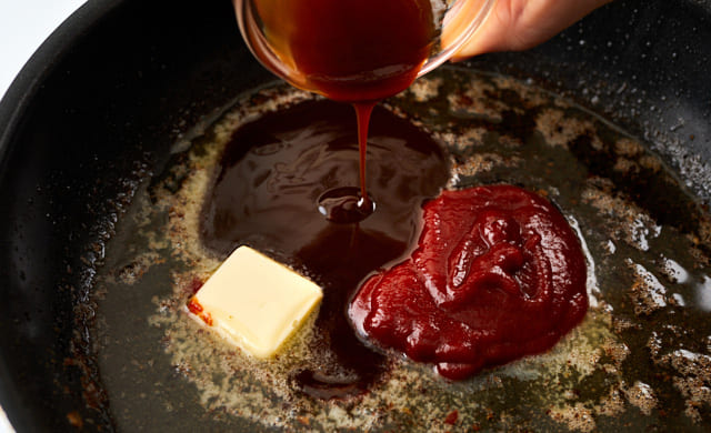 ハンバーグのソースを作っている写真