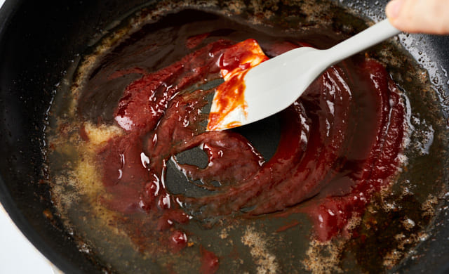 ハンバーグのソースを作っている写真