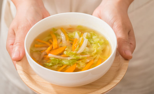 生姜と野菜のコンソメスープの写真