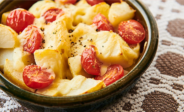 じゃがいもとミニトマトのチーズ焼きの写真