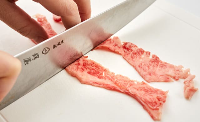 牛肉を切っている写真