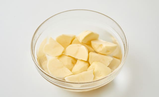 じゃがいもを水にさらしている写真