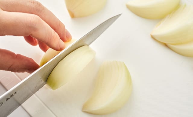 玉ねぎを切っている写真