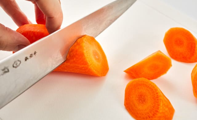 にんじんを切っている写真