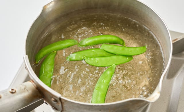 絹さやをゆでている写真