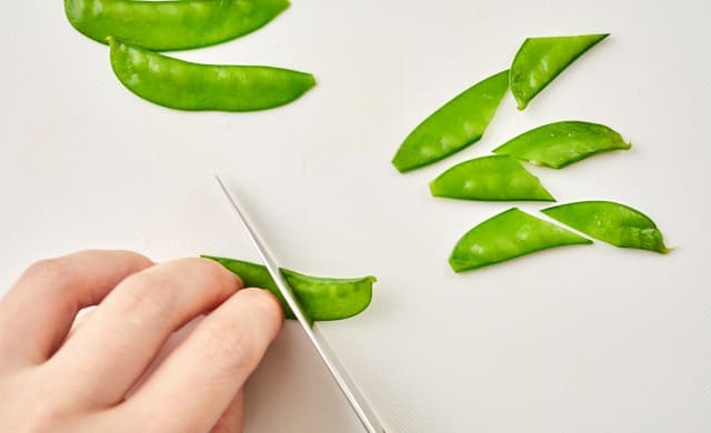 絹さやを切っている写真