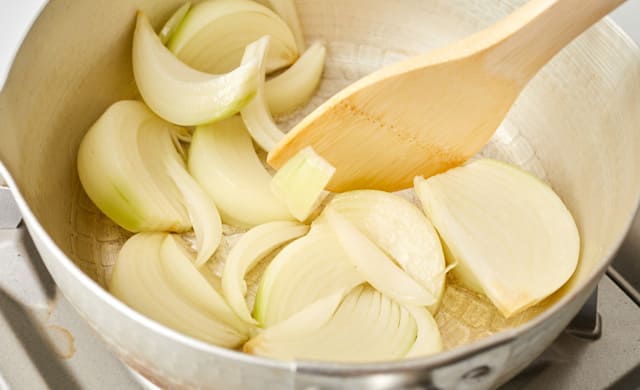 玉ねぎを炒めている写真