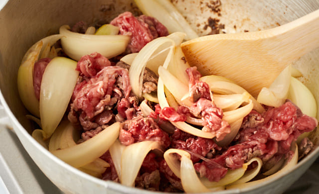 牛肉を炒めている写真