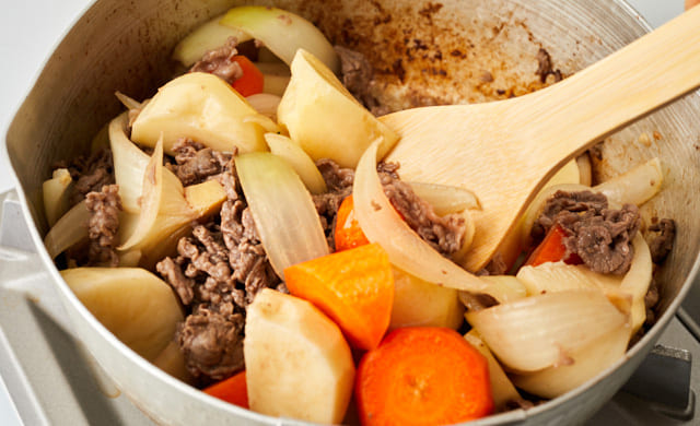 にんじん、じゃがいもを炒めている写真