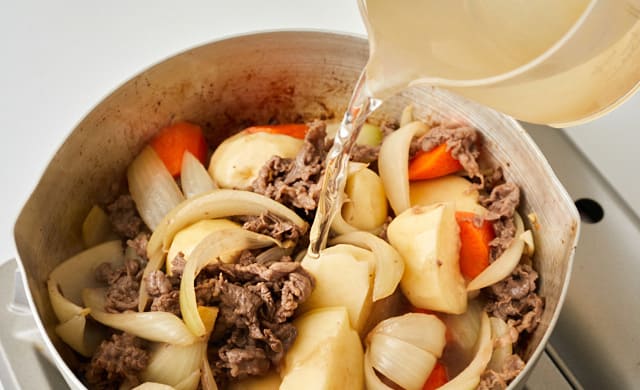 だし汁を加えている写真