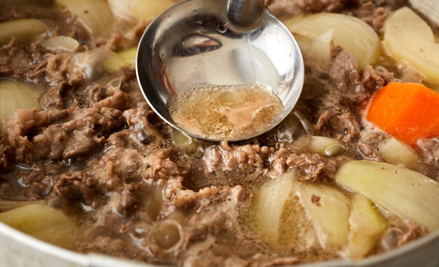 アクをのぞいている写真