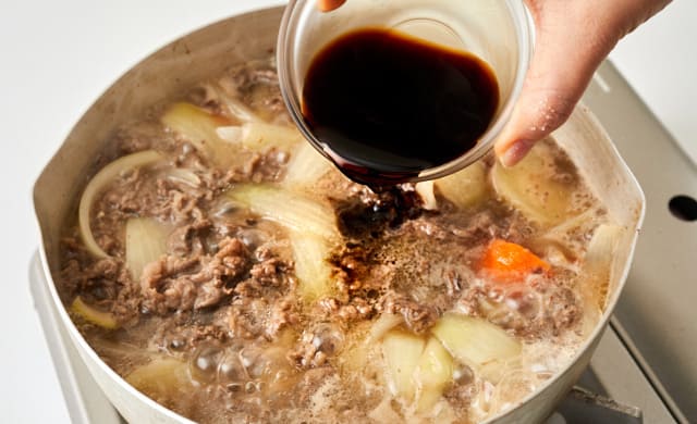 調味料を加えている写真