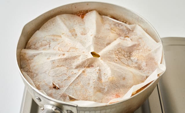 落としぶたをして煮ている写真