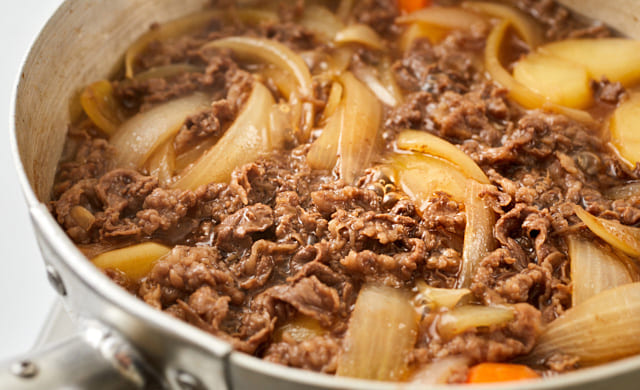 肉じゃがを煮ている写真