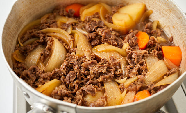 肉じゃがの煮上がりの写真