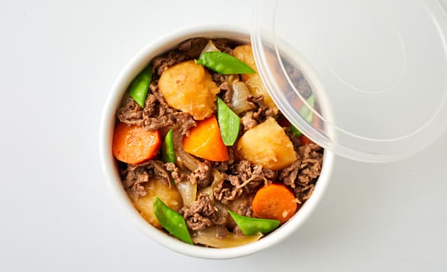 保存容器に入れた肉じゃがの写真