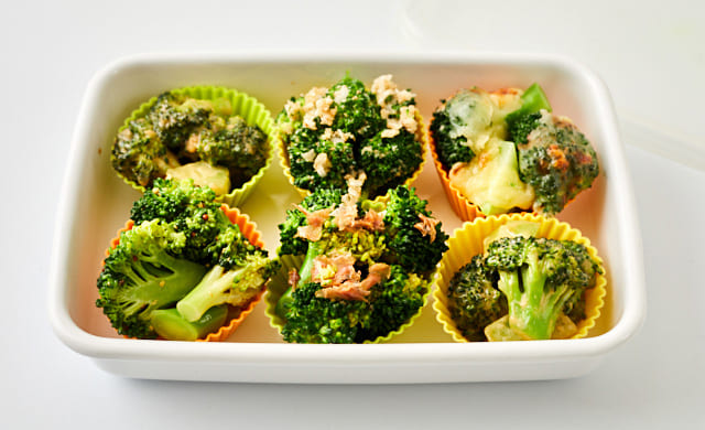 冷凍用保存容器に入れたブロッコリーおかずの写真