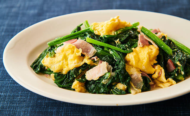 ほうれん草とベーコンの卵炒めの写真