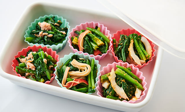 シリコンカップに入ったほうれん草おかずの写真