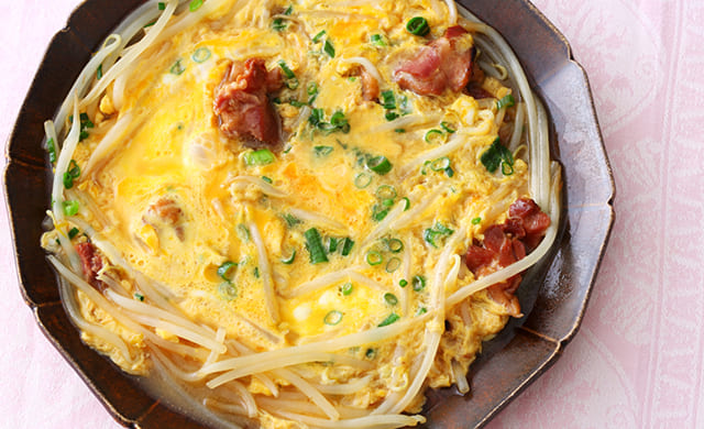 もやしと焼き鳥缶の卵とじの写真