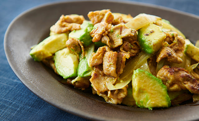 豚肉と玉ねぎのアボカドカレー炒めの写真